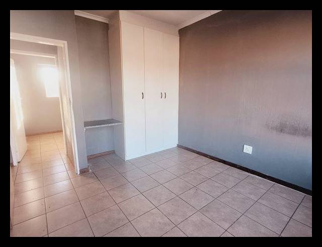2 BEDROOM APARTMENT FOR SALE IN KEMPTON PARK CENTRAL